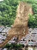 Derrumbe ocasionado por un sismo Derrumbe ocasionado por un sismo